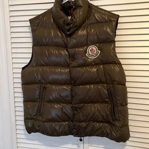 Moncler vest, olive, no tear’s, just need to be dry cleaned!!!